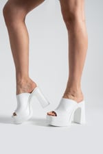 MONELIA Kadın Beyaz 13 cm Platform Topuklu Önü Açık Kalın Topuklu Terlik Sandalet