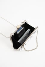 POLKIA Beyaz Saten Kumaş Puantiye Desenli Zincir Askılı Klips Kapamalı Clutch Çanta