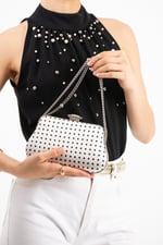 POLKIA Ekru Saten Kumaş Puantiye Desenli Zincir Askılı Klips Kapamalı Clutch Çanta