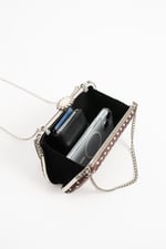 POLKIA Kahverengi Saten Kumaş Puantiye Desenli Zincir Askılı Klips Kapamalı Clutch Çanta