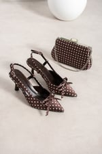 POLKIA Puantiye Desenli Kahve Saten Fiyonk Detaylı Sivri Burun Slingback 7 cm İnce Topuklu Ayakkabı ve Zincir Askılı Çanta Seti