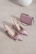 POLKIA Puantiye Desenli Pudra Saten Fiyonk Detaylı Sivri Burun Slingback 7 cm İnce Topuklu Ayakkabı ve Zincir Askılı Çanta Seti