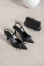 POLKIA Puantiye Desenli Siyah Saten Fiyonk Detaylı Sivri Burun Slingback 7 cm İnce Topuklu Ayakkabı ve Zincir Askılı Çanta Seti