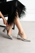 TAMARA Kadın Gümüş Yılan Desenli Sivri Burun Bilekten Bantlı 7 Cm Kalın Topuklu Slingback Ayakkabı