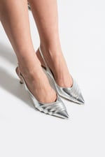 ZEYNY Kadın Gümüş Sivri Burun Slingback 6 cm İnce Topuk Ön Pile Detaylı Parlak Rugan Ayakkabı