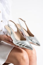 ZEYNY Kadın Gümüş Sivri Burun Slingback 6 cm İnce Topuk Ön Pile Detaylı Parlak Rugan Ayakkabı