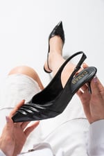 ZEYNY Kadın Siyah Sivri Burun Slingback 6 cm İnce Topuk Ön Pile Detaylı Parlak Rugan Ayakkabı