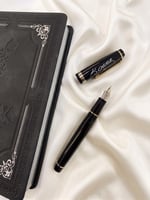 Victoria's Journals Atatürk - Özel Seri Defter Ve Metal Kalem Seti. Kutulu -Gazi- Siyah