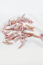 6x30 mm Tek Delikli Deve Dişi Modeli Açık Pembe Doğal Taş Boncuk (20 Gram Yaklaşık 15 Adet)