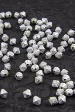 Gümüş Soba Boyalı 10 mm Piramit Akrilik Boncuk Aksesuar (25 Gram)
