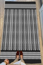 Cotton Serisi Siyah Beyaz Geometrik Etnik Eskitme Desenli Dekoratif Dokuma Taban Kilim