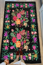 Cotton Serisi Siyah Taban Ütsünde Renkli Çiçek Motifli Otantik Dekoratif Dokuma Taban Kilim