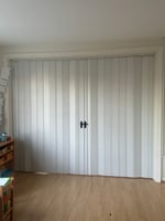 Sarpaş Akordiyon Kalın Kapı Beyaz Camsız Çift Açılım Katlanır Akordeon Pvc Anahtar Kilitli