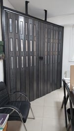 Sarpaş Akordiyon Kalın Kapı Karaağaç Camlı Desenli Çift Açılım Katlanır Akordeon Pvc Anahtar Kilitli