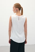 Ekru Degaje Yaka Saten Kadın Bluz – Kolsuz, Sade ve Sofistike Stil - Beyaz