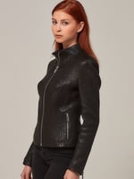 Hakiki Deri Slim Fit Kadın Ceket – Dik Yaka, Fermuarlı Zamansız Tasarım