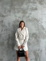 Modern ve Sofistike Kruvaze Ceket & Asimetrik Etek Takım - Beyaz
