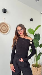 Omuz Aksesuar Detaylı Asimetrik Yaka Bluz – Siyah - Siyah