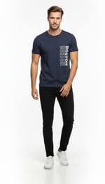 Urban Boston Dikey Baskı Erkek Tişört – Slim Fit, Sokak Stili Günlük T-Shirt - Lacivert