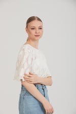 Zarif Ajurlu Dokulu Beyaz Crop Triko Bluz – Standart Beden - Beyaz
