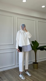 Beyaz Gömlek Detaylı Sweatshirt