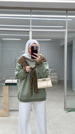 Leopar Fularlı Sweatshirt Çağla