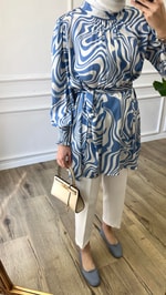 Mavi - Saten Desenli Kemerli Tunik 