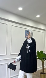 Siyah Kolları Beyaz Gömlek Detaylı Kazak