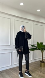 Siyah Kolları Çizgi Detaylı Triko