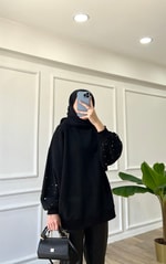 Siyah Kolları Taşlı Sweatshirt 