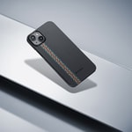 Apple iPhone 15 Plus Kılıf M-safe Şarj Özellikli 600D Aramid Fiber Pitaka Tactile Woven Orchestra Serisi Rhapsody Kapak