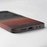 Galaxy Z Flip 6 Kılıf M-safe Şarj Özellikli Aramid Fiber Pitaka Tactile Woven Sunset-Moonrise Serisi Sunset Kapak