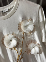 ÇİÇEK FİGÜRLİ KREM KADIN T SHIRT