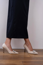Parken Model Gümüş Ökçe Ve Taş Toka Detaylı Topuklu Ayakkabı Bej Kadife
