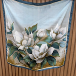 Beyaz Lotus Desenli Fular (70x70)