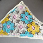 Çiçek Figürlü Örgü Bandana