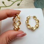 Mat Gold Kıvrımlı Halka Küpe
