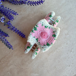 Pembe Çiçek Desenli Örgü Mandal Toka 