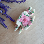 Pembe Çiçek Desenli Örgü Mandal Toka