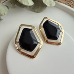 Siyah Taşlı Gold Altıgen Çerçeveli Küpe 