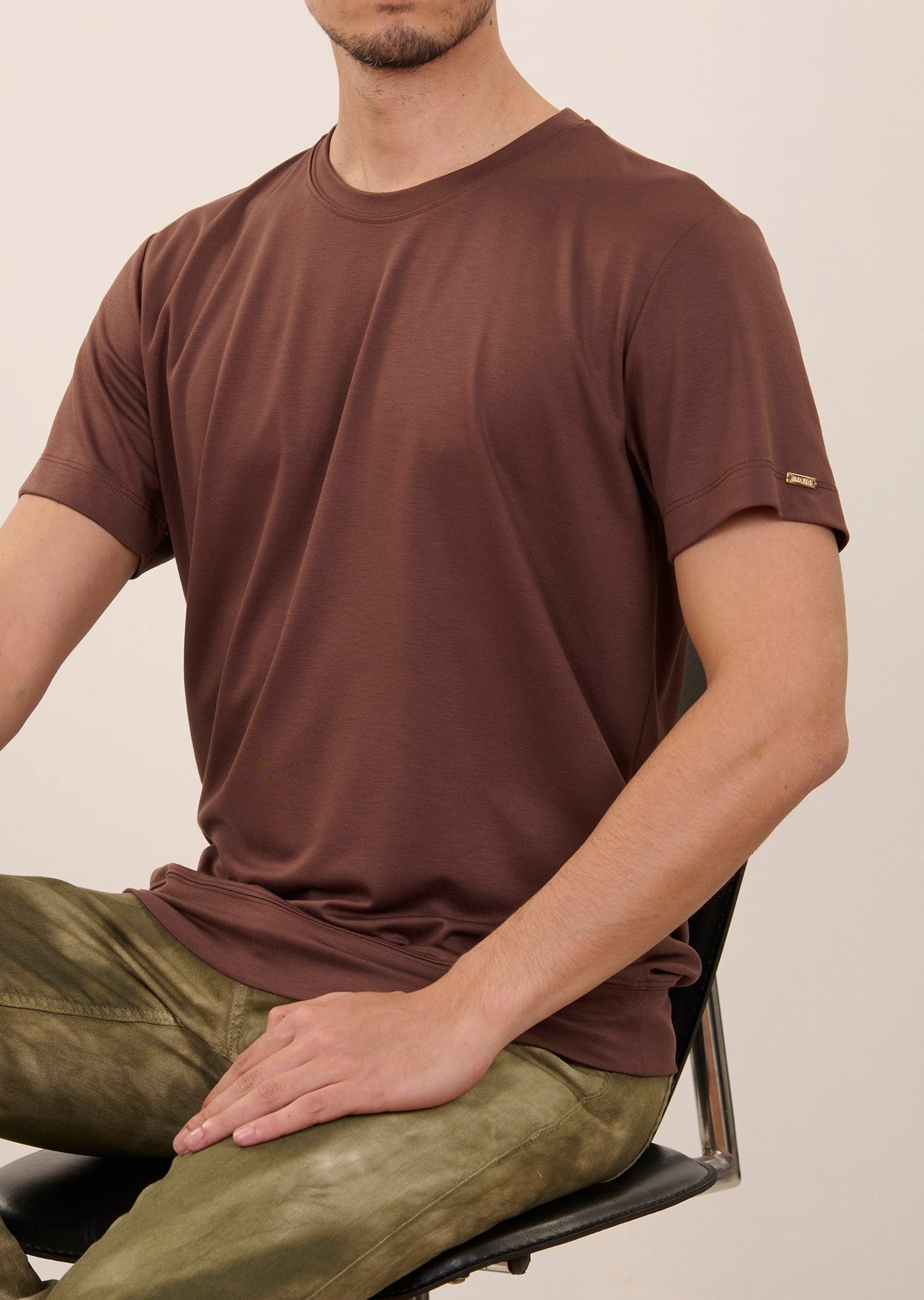 Acı Kahve İnterlok Metal Logo Detaylı Bisiklet Yaka T-Shirt