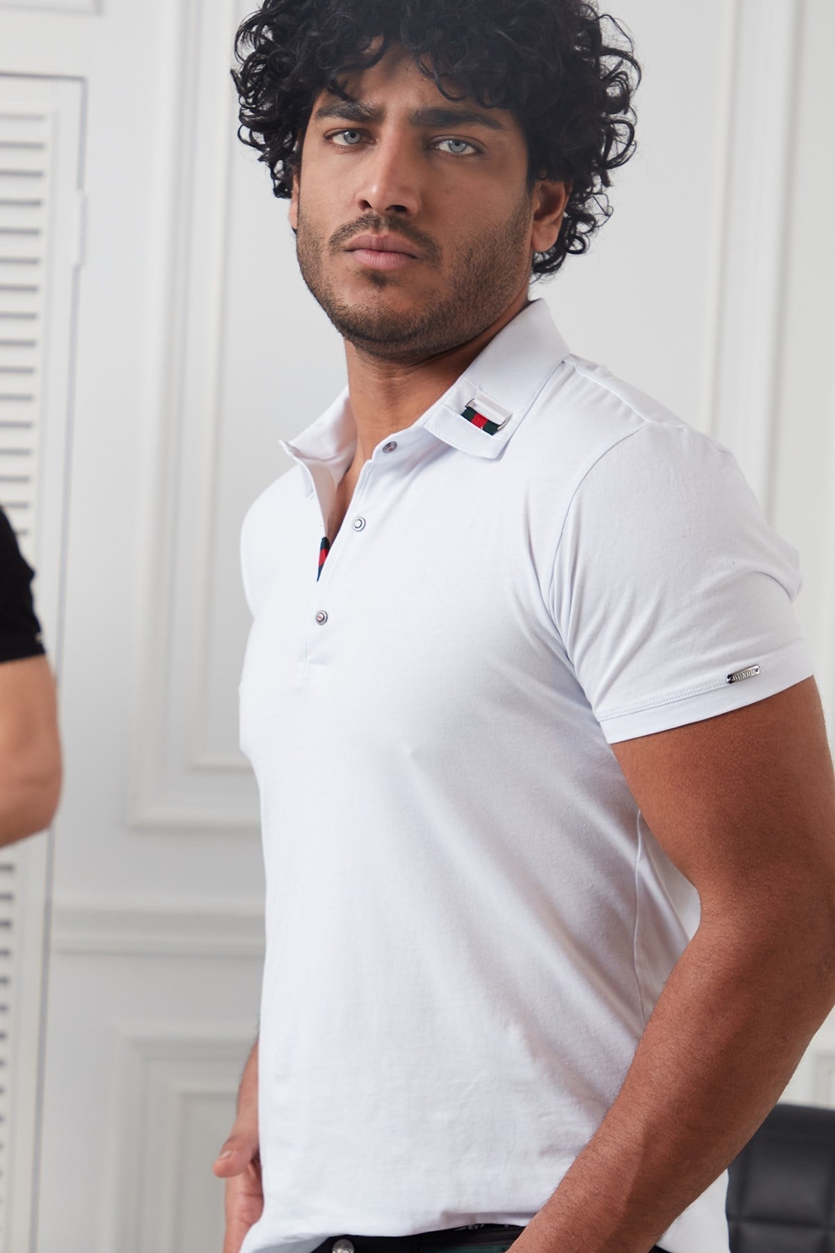 Aksesuarlı Polo Yaka Siyah T-Shirt