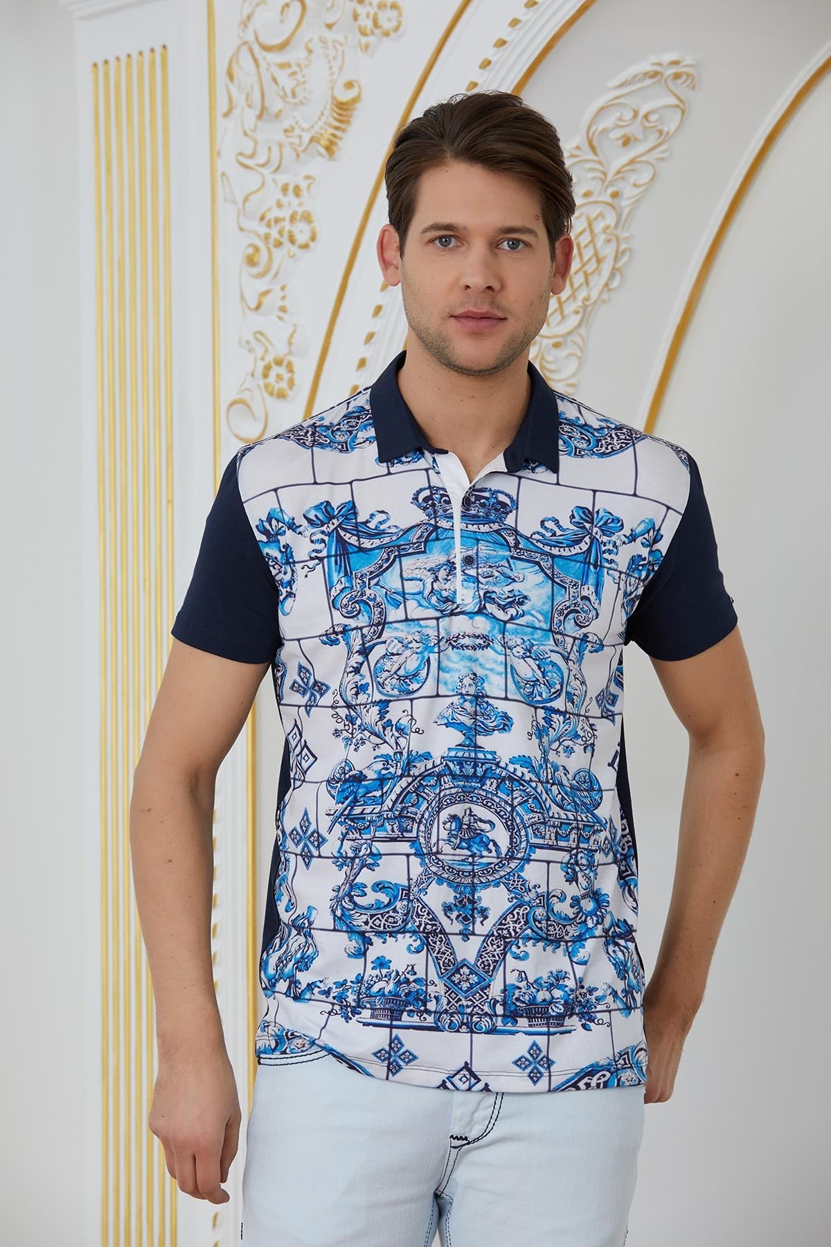 Beyaz Mavi Barok Desenli Polo Yaka T-Shirt