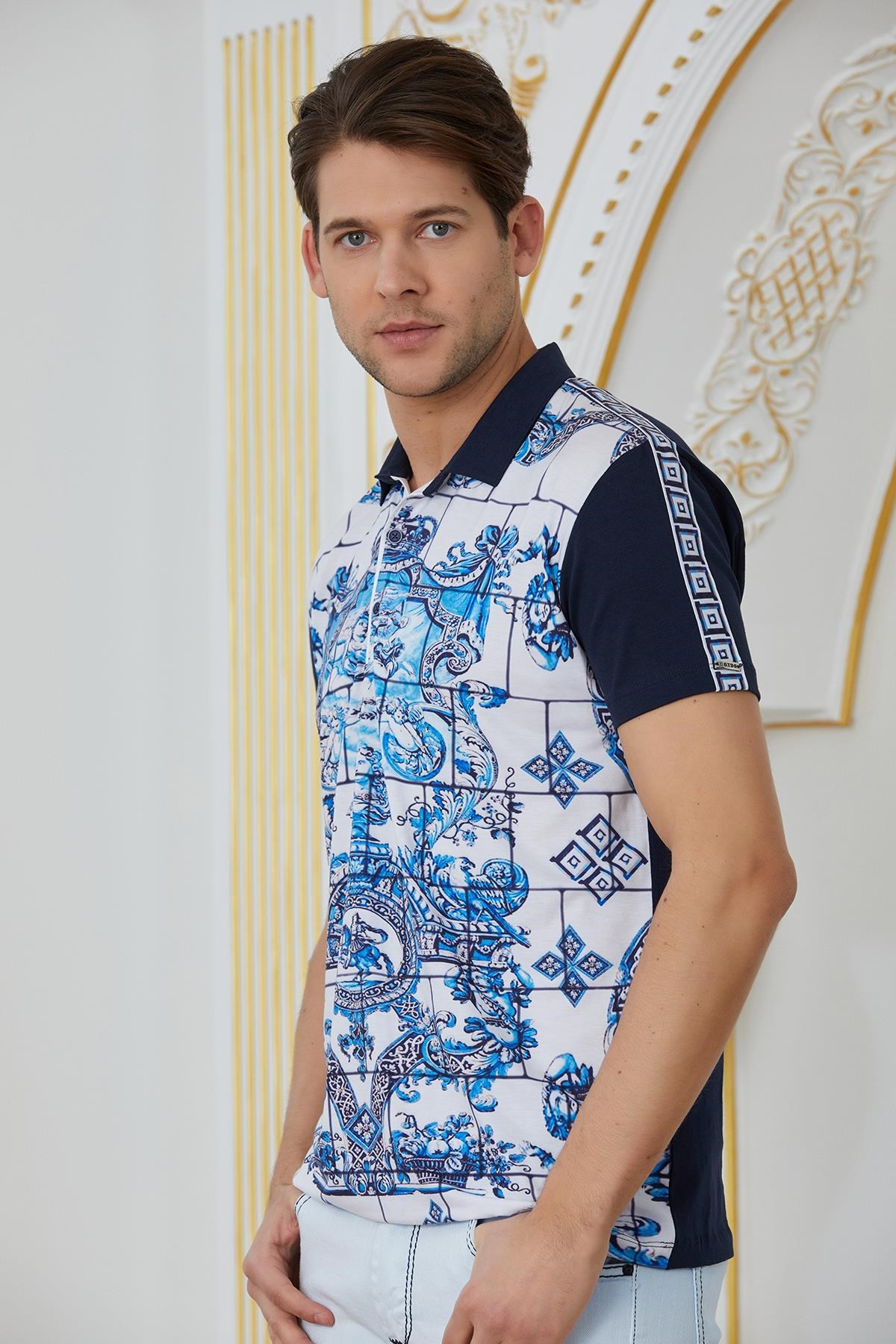 Beyaz Mavi Barok Desenli Polo Yaka T-Shirt