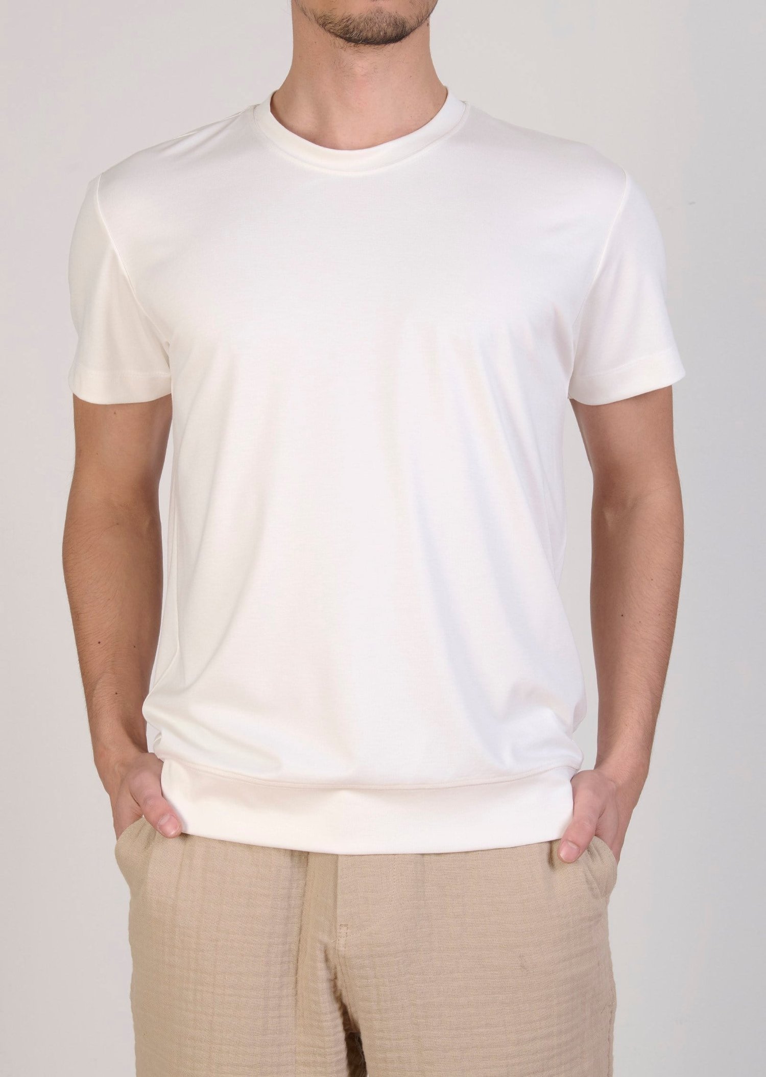 Beyaz Metal Logo Detaylı Oval Yaka T-Shirt