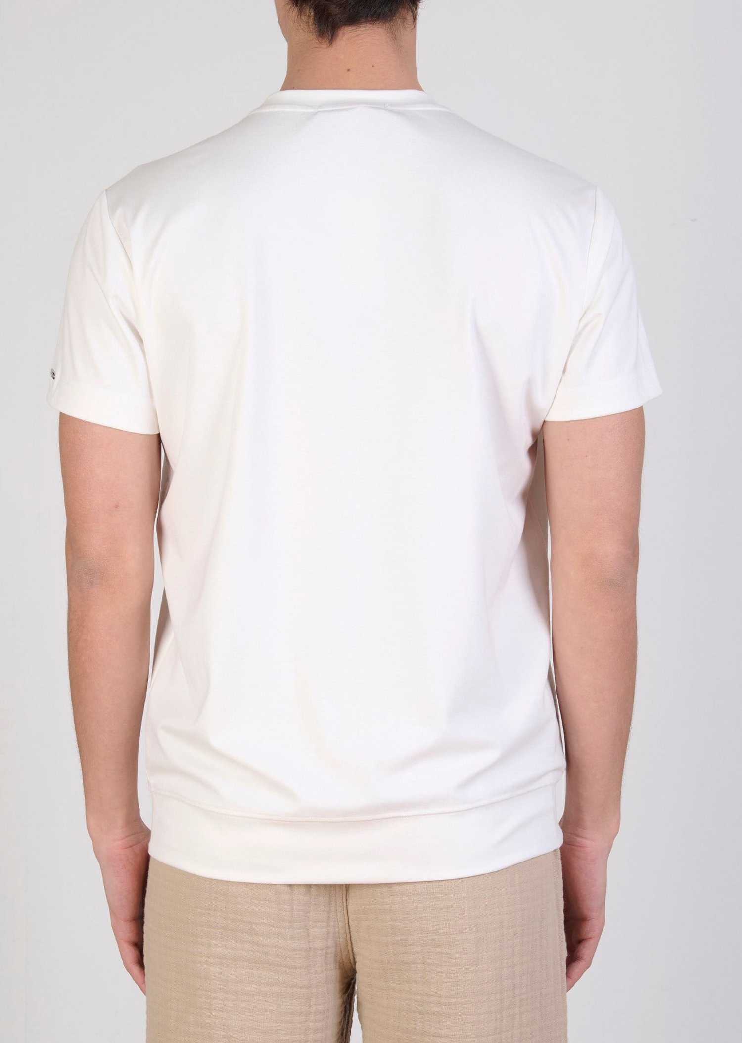 Beyaz Metal Logo Detaylı Oval Yaka T-Shirt