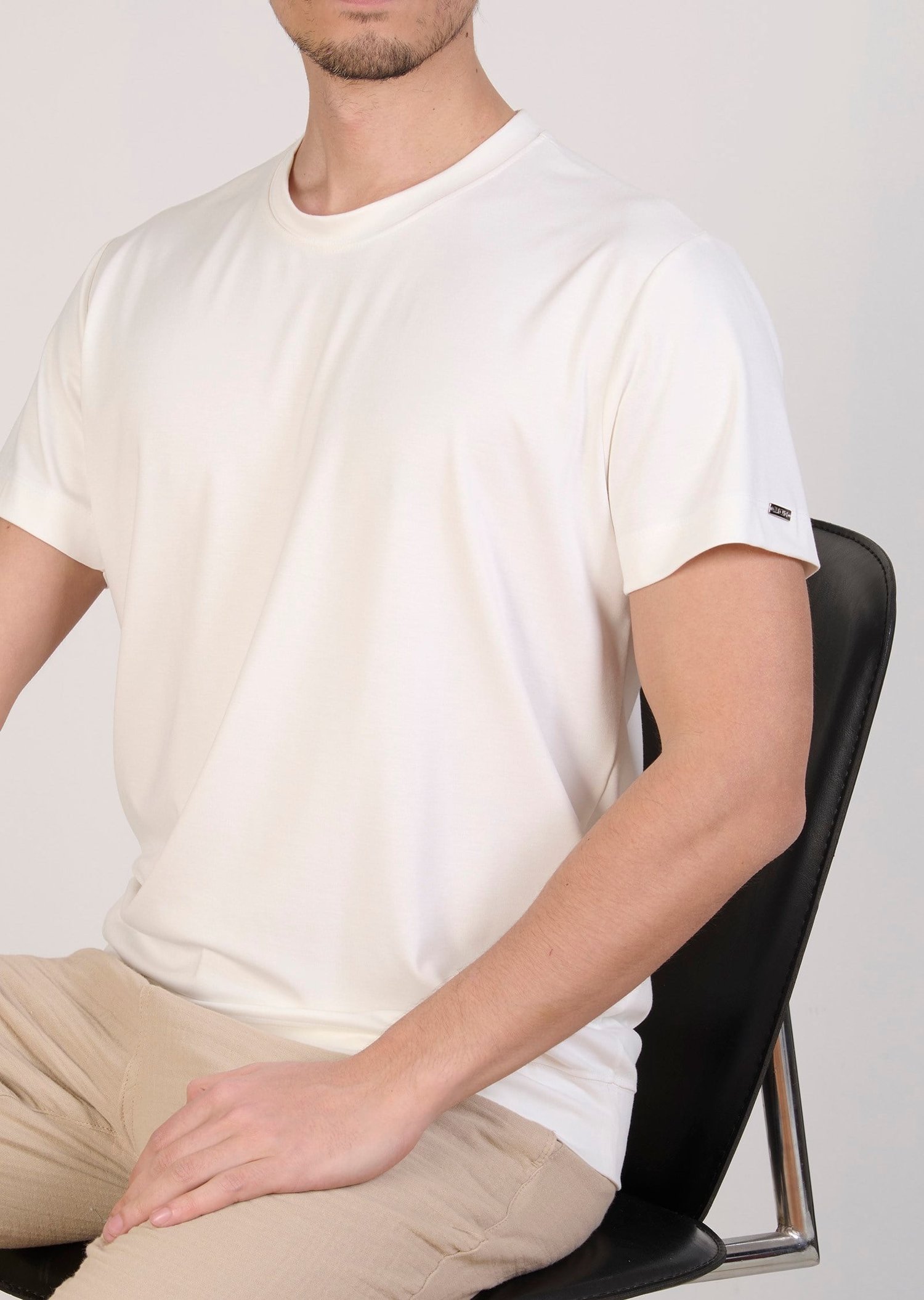 Beyaz Metal Logo Detaylı Oval Yaka T-Shirt
