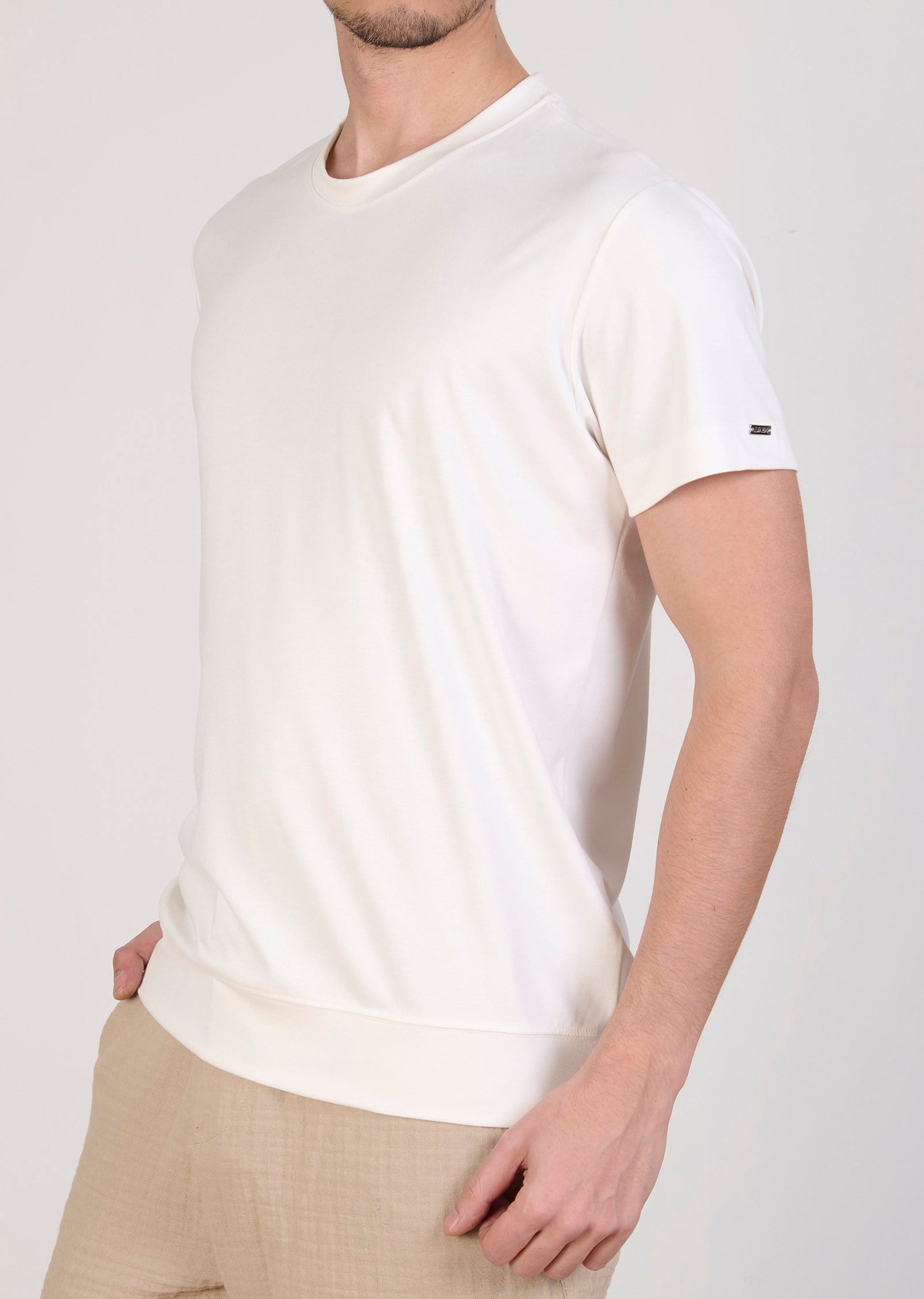 Beyaz Metal Logo Detaylı Oval Yaka T-Shirt