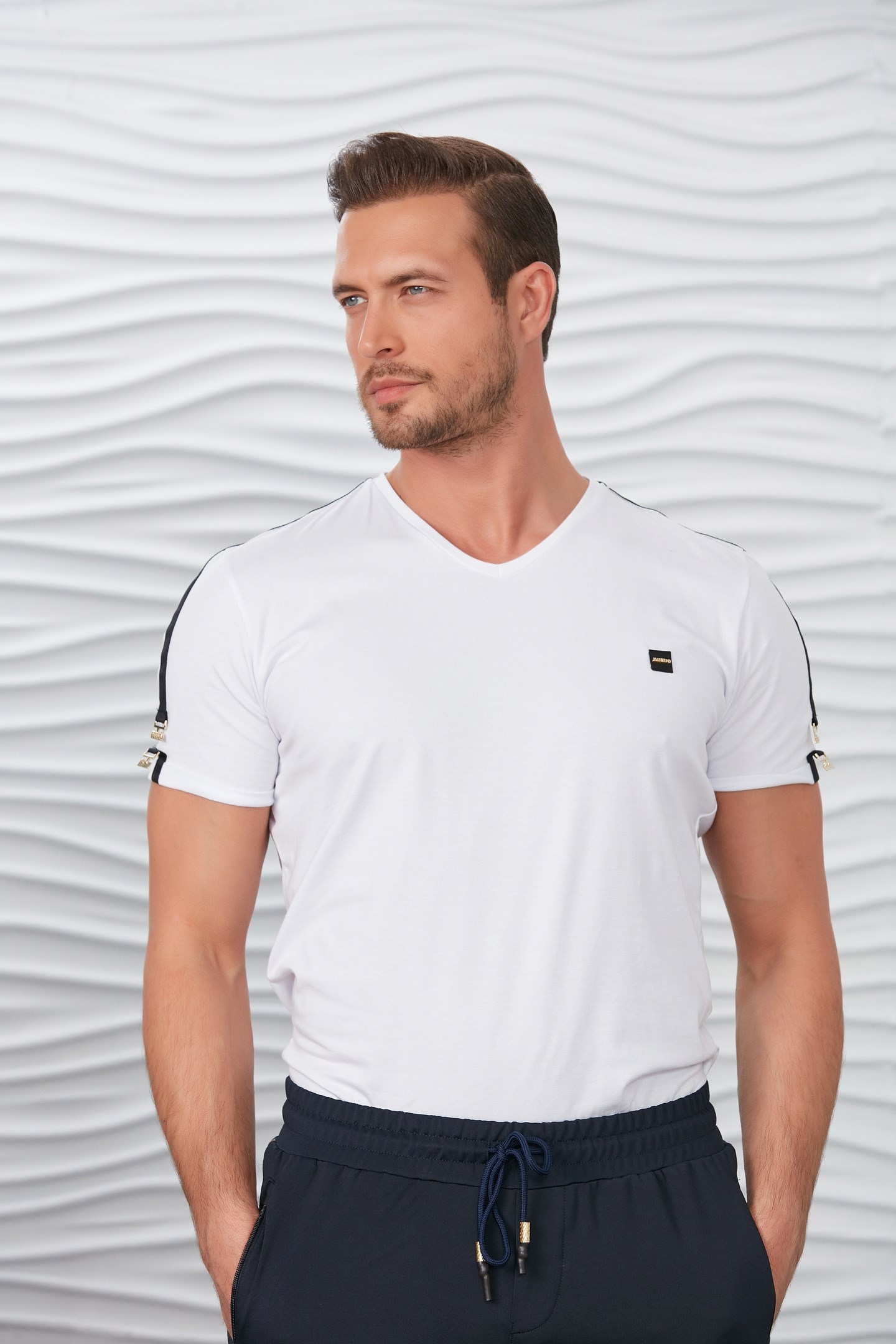 Beyaz Omuz Şeritli V Yaka T-Shirt