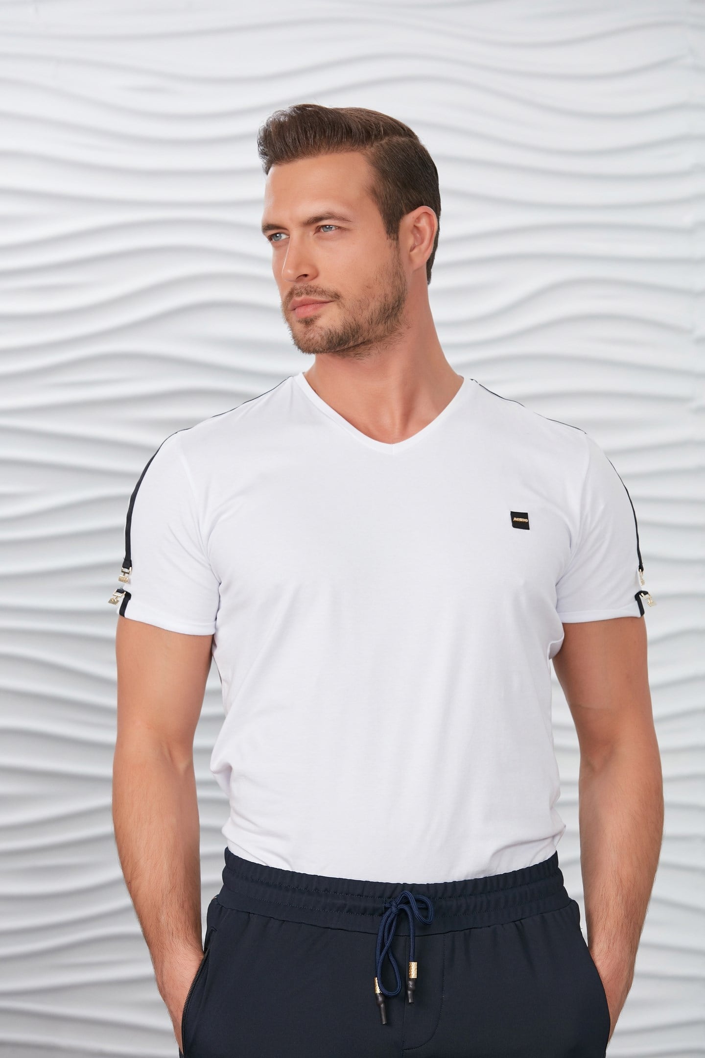 Beyaz Omuz Şeritli V Yaka T-Shirt